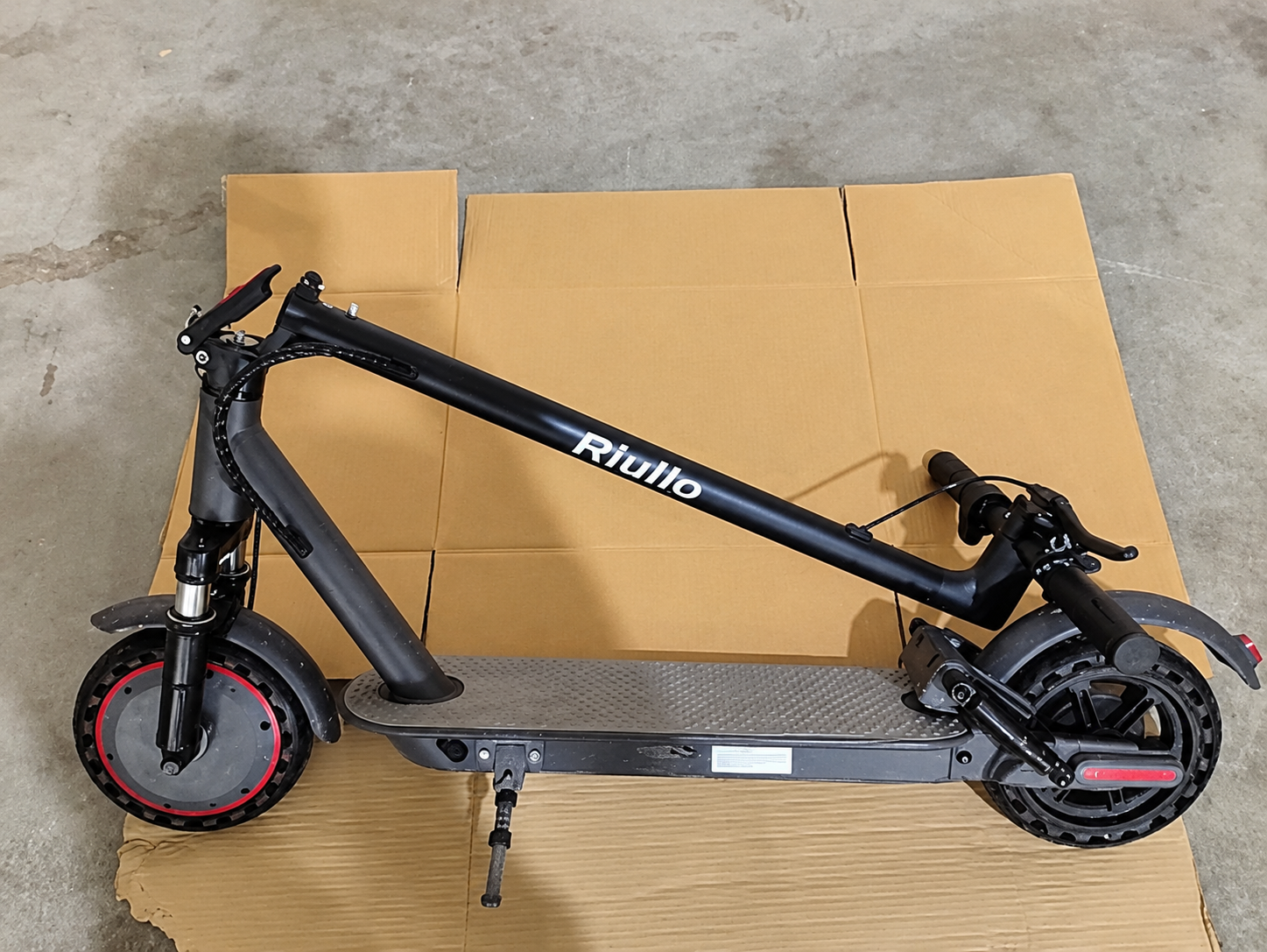 Lot 208: Riuilo Electric Scooter