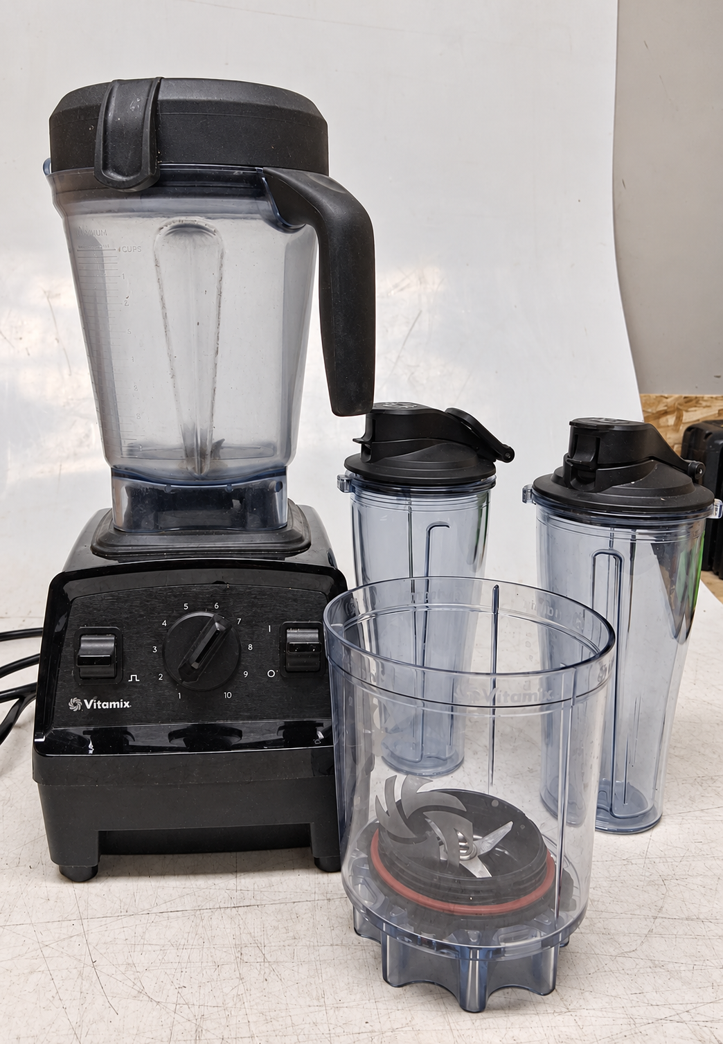 Lot 54: Vitamix E320 Blender & Containers