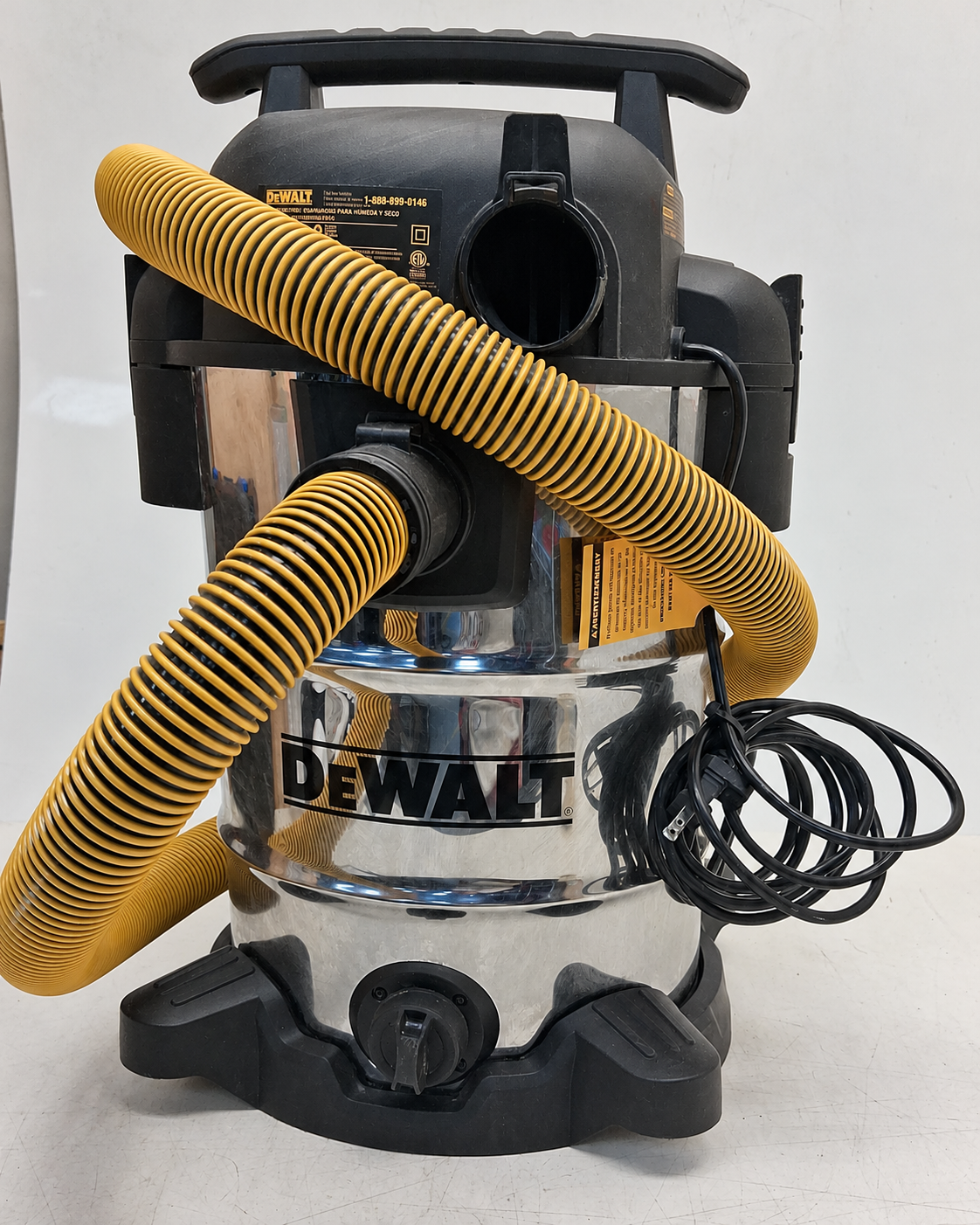 Lot 39: DEWALT Wet/Dry Shop Vacuum
