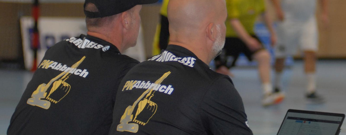 Zwei Trainer vom TSV Rödelsee beim Schiedsgericht während eines Spiels