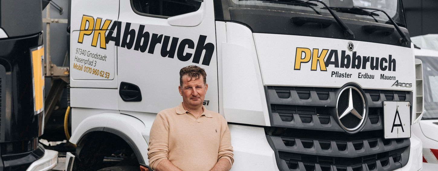 Marco Tischner steht vor einem LKW