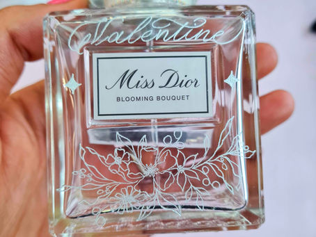 Calligraphie live pour votre mariage : la tendance des cadeaux invités personnalisés