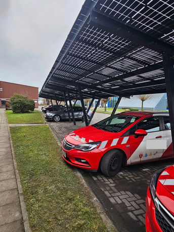 Solar Carport für mehrere Fahrzeuge auf einem Unternehmens Parkplatz in Bochum