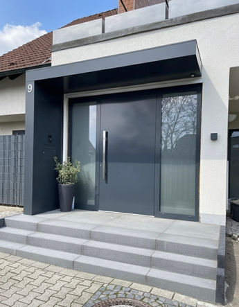 Eingangsüberdachung mit Seitenteil, verkleidet mit Aluminium Fassadenplatten, Briefkasten integriert, montiert in Düsseldorf, Köln und Bochum