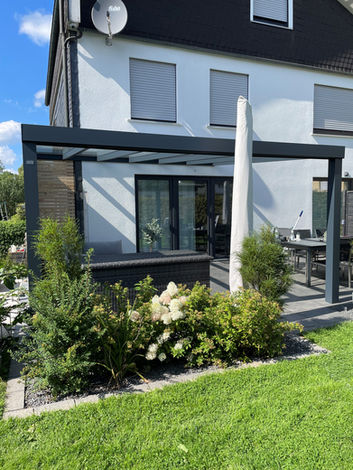 Terrassenüberdachung mit integrierten Holzelementen, installiert in Essen – eine harmonische Kombination aus Holz und Aluminium