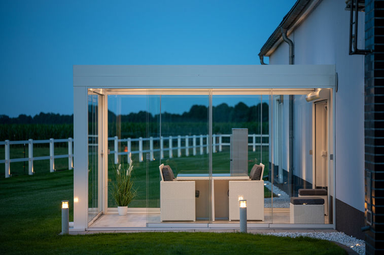 Modernes Flachdach in weiß mit Glasschiebewänden, montiert in NRW – eine elegante Lösung für Terrassen und Außenbereiche
