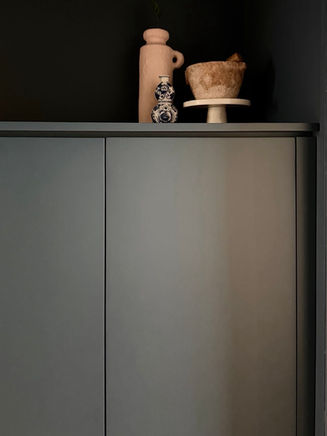 maatwerk inbouwkast gemaakt van beukenplex met blauw gepoten deuren