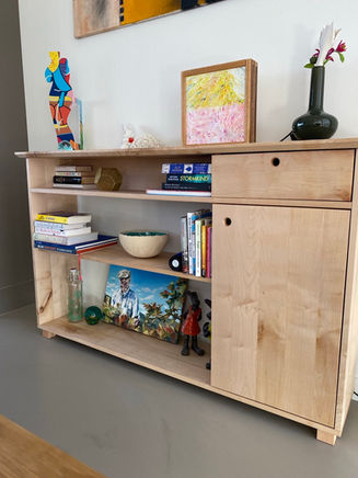 Buffet kast van massief esdoorn. kast het een deurtje een lade aan de rechterkant. linkerkant is open met een tussenplank. bovenkant blad is verjongd