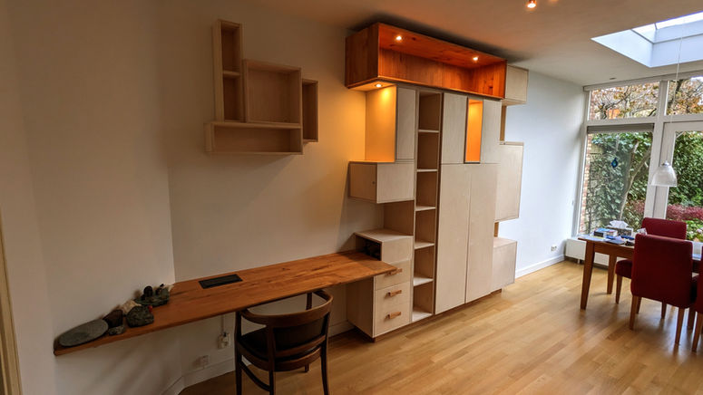 maatwerk inbouwkast in woonkamer gemaakt van berkenplex met massief kersen bureau, massief kersen bovenkast en verlichting
