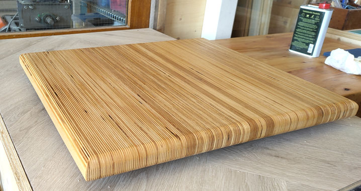 tafelblad van gelaagd berken. je ziet alle laagjes van berkenplex aan elkaar gelijmd