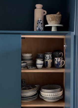 maatwerk inbouwkast gemaakt van beukenplex met blauw gepoten deuren