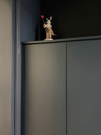 maatwerk inbouwkast gemaakt van beukenplex met blauw gepoten deuren