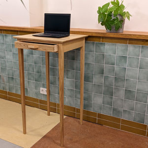 Massief houten tafel. Duurzaam maatwerk, duurzaame hoge tafel. Design massief houten tafel. Hoge tafel van essen hout. Ontwerp tafel.