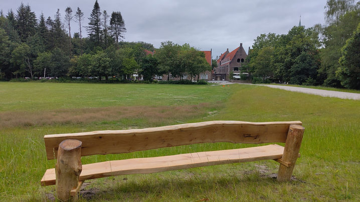 buitenbank van europees eiken bij  het eemklooster. bank op een heuvel met vrij uitzicht