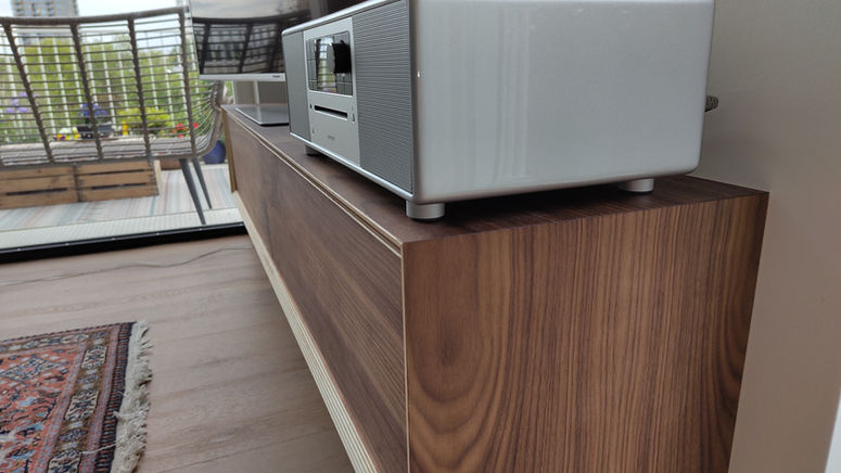 zwevend tv meubel gemaakt met noten fineer en dubbelverstek, de houtnerf loopt door de lijnen van het multiplex blijven zichtbaar