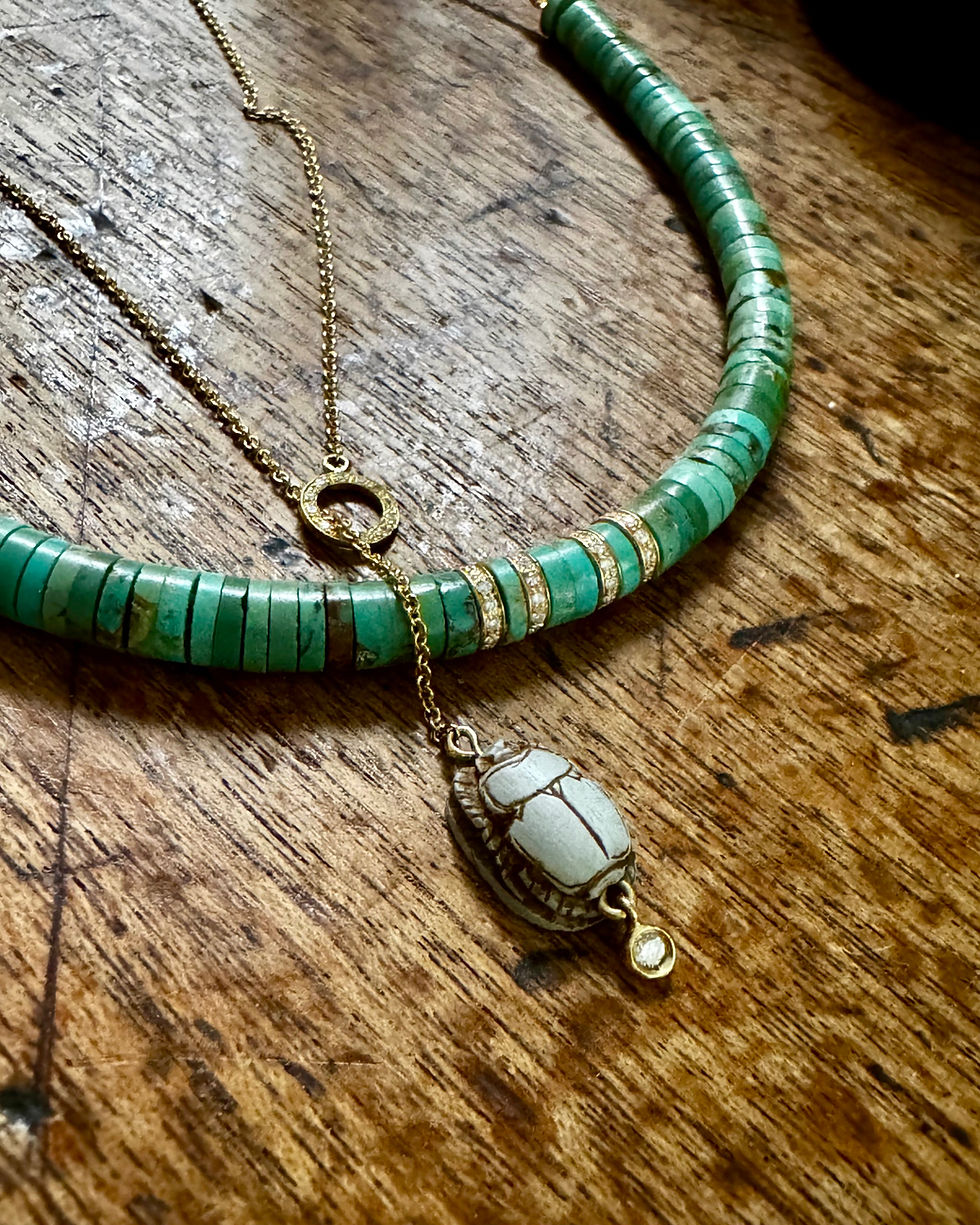 CLOSE UP TO TURQUOISE NECKLACE DIAMONDS DETAILS