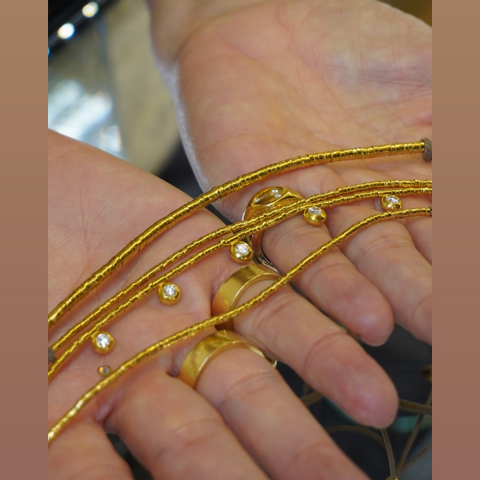 Thumbnail: Snake necklace and diamonds  7x10