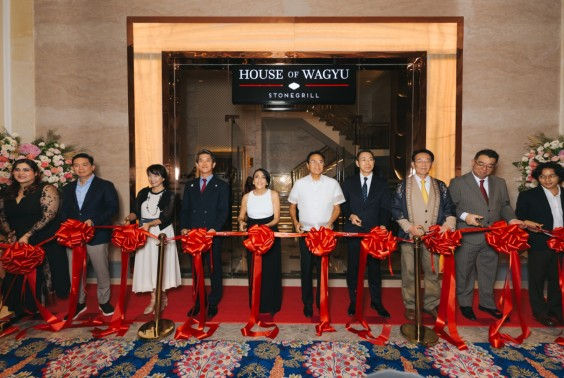 From left to right: Kenji Sugiyama (Board of Directors, Okada Manila), James Gordon Lorenzana (Board of Directors, Okada Manila & President, Okada Foundation), Edwin Olivarez (Mayor of Paranaque), Mrs. Olivarez (Wife of Parañaque City Mayor), Corinne Castaneda (House of Wagyu Founder), His Excellency Endo Kazuya (Ambassador of Japan to the Philippines), Madame Endo Akiko (Wife of His Excellency Ambassador Endo), Yasunobu Kusu (President, Saga Prefectural Union of Agricultural Co-Operatives), Nobuki Sato (Okada Manila President & COO), Shirley Pik Kwan Tam (Okada Manila Chief Marketing Officer for Integrated Sales and Marketing), David Anthony Baldwin (Okada Manila Executive Vice President of Hospitality)