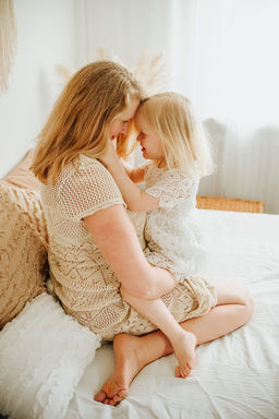 Mommy and Me Shooting Erding – Mama und Tochter Stirn an Stirn lächelnd