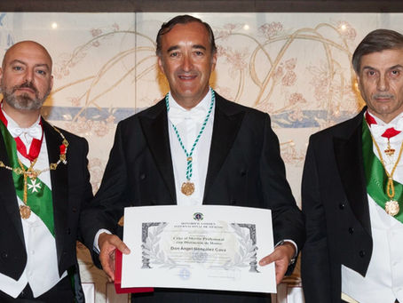 Don Ángel González Cava condecorado