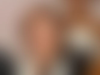 Dña. ELAINE LOUISE AROZARENA MELDAHL ha sido condecorada