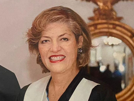 Dña. ELAINE LOUISE AROZARENA MELDAHL ha sido condecorada