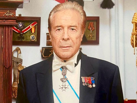 D. ALFONSO CARLOS L. MONTERO DE ALBA condecorado