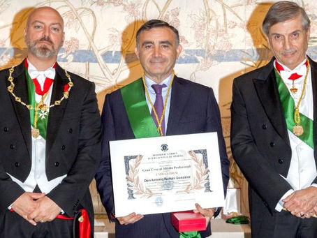 Don Antonio Román condecorado
