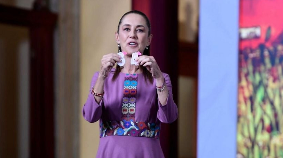 Claudia Sheinbaum celebra 64 años entre felicitaciones, futbol y pozole en Palacio Nacional