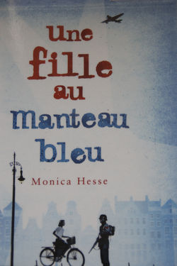 Une fille au manteau bleu