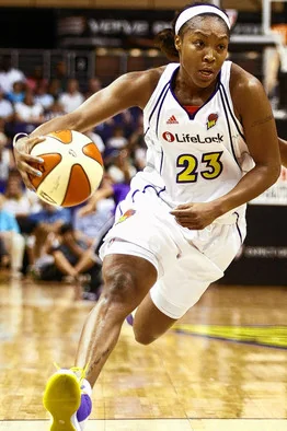 Shannon Bobbitt dribbling during a game, one of the shortest WNBA players at 5’2”