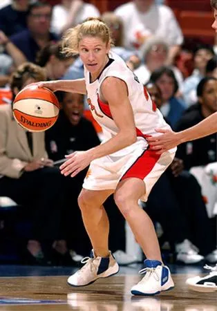 Debbie Black playing basketball, known as the shortest WNBA player at 5’2”