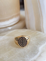 18k yellow gold with black onyx

bold and sleek, this masculine ring features a striking black onyx in yellow gold.

Size: 61 (resize possible)