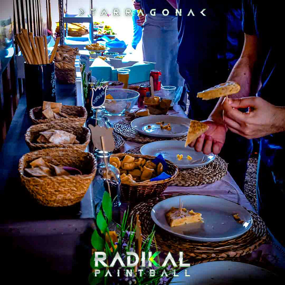Grohe celebrande su team building en tarragona con radikal paintball con una comida de empresa en tarragona personalizada