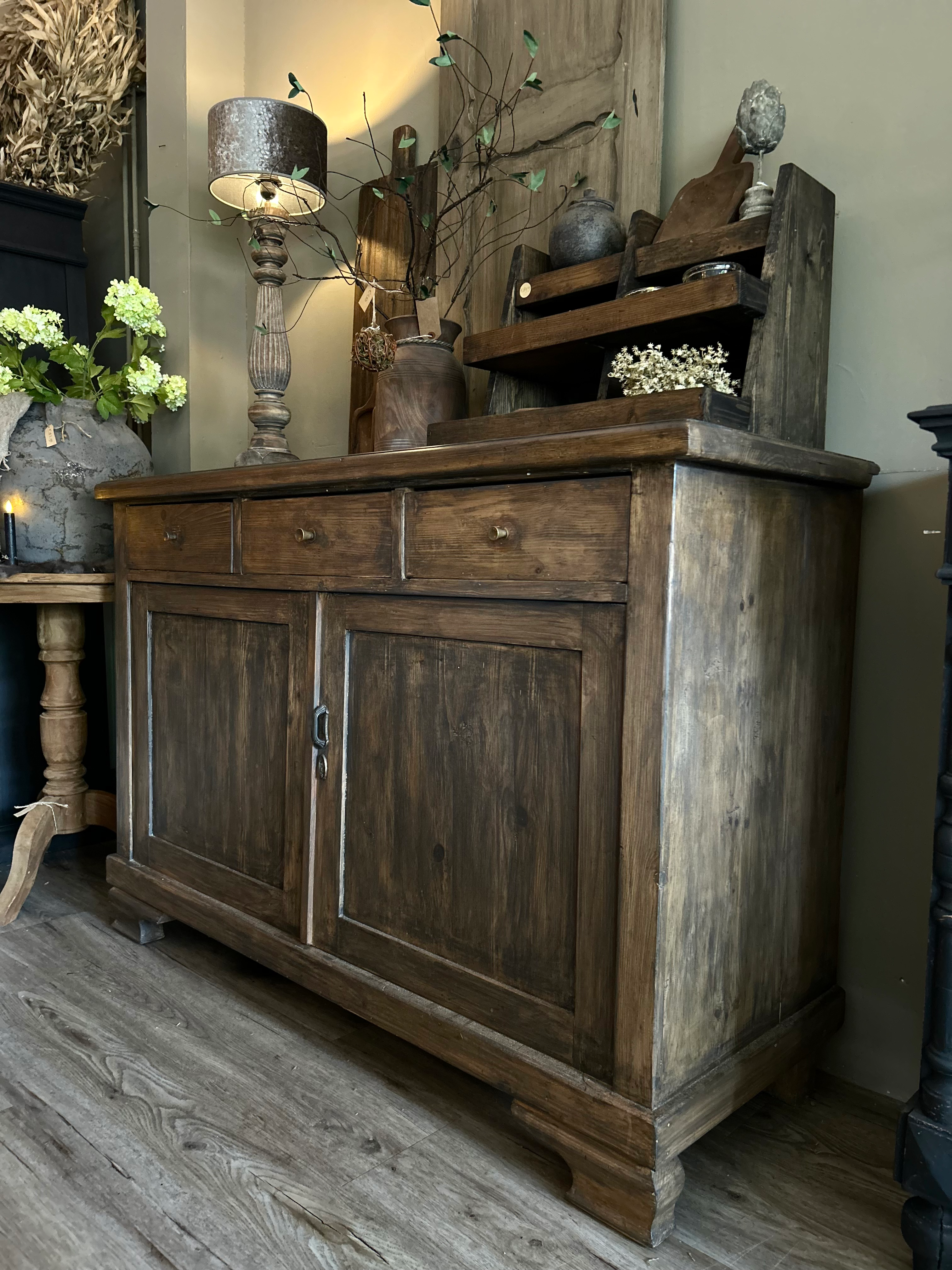 Landelijke oud grenen dressoir