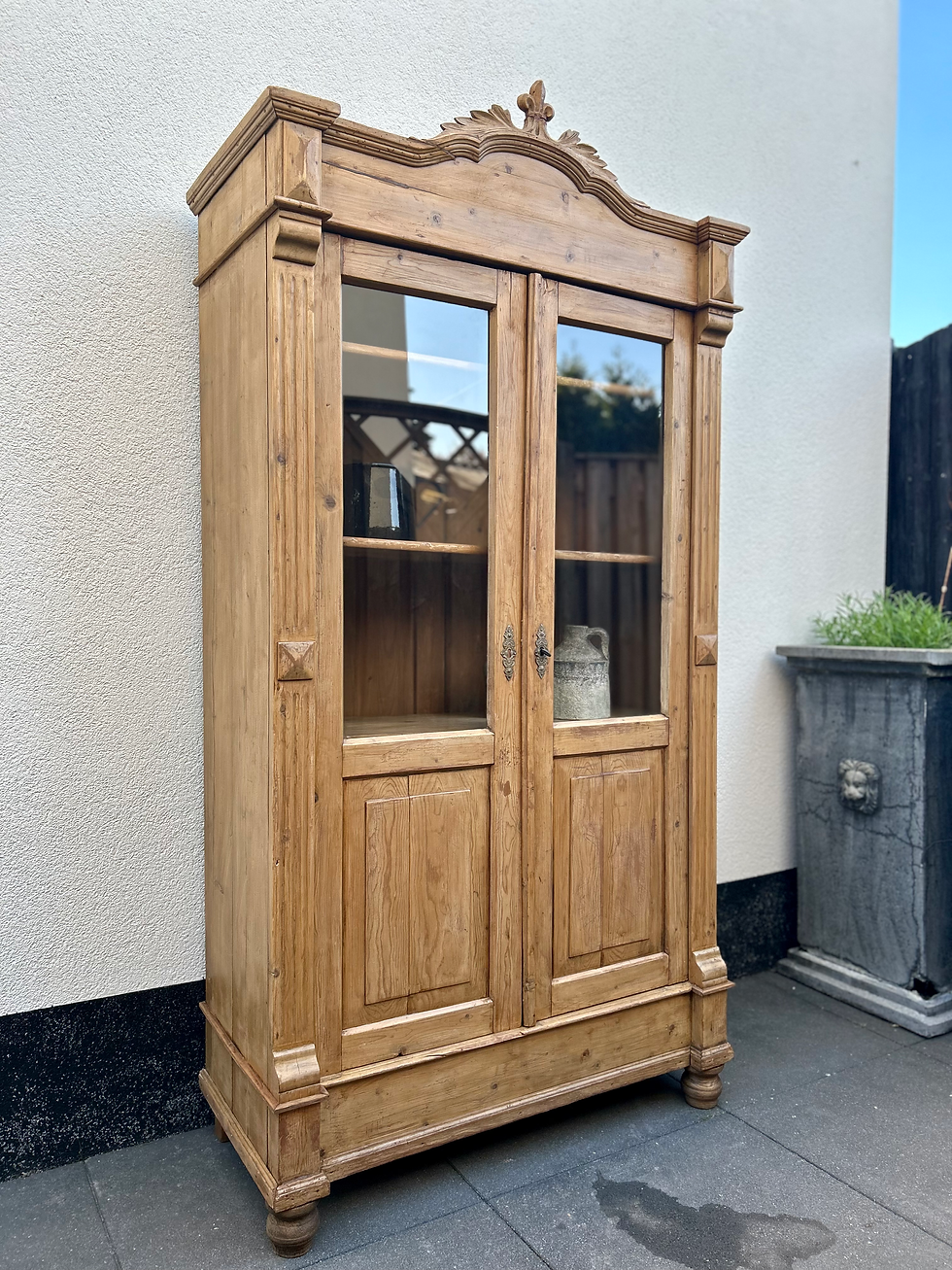 Antieke oud grenen kast