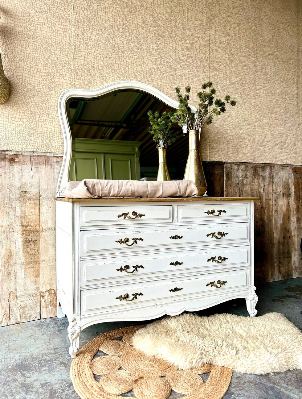 Thumbnail: Landelijke commode met spiegel