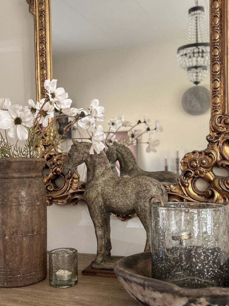 moderne landelijke woonaccessoires op houten antieke commode. gezellige woonaccessoires in engelse stijl.