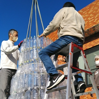 今年も、空きPETボトルを利用してクリスマスツリーイルミネーションを制作しました!
3年目になる今年は、なんと二つに