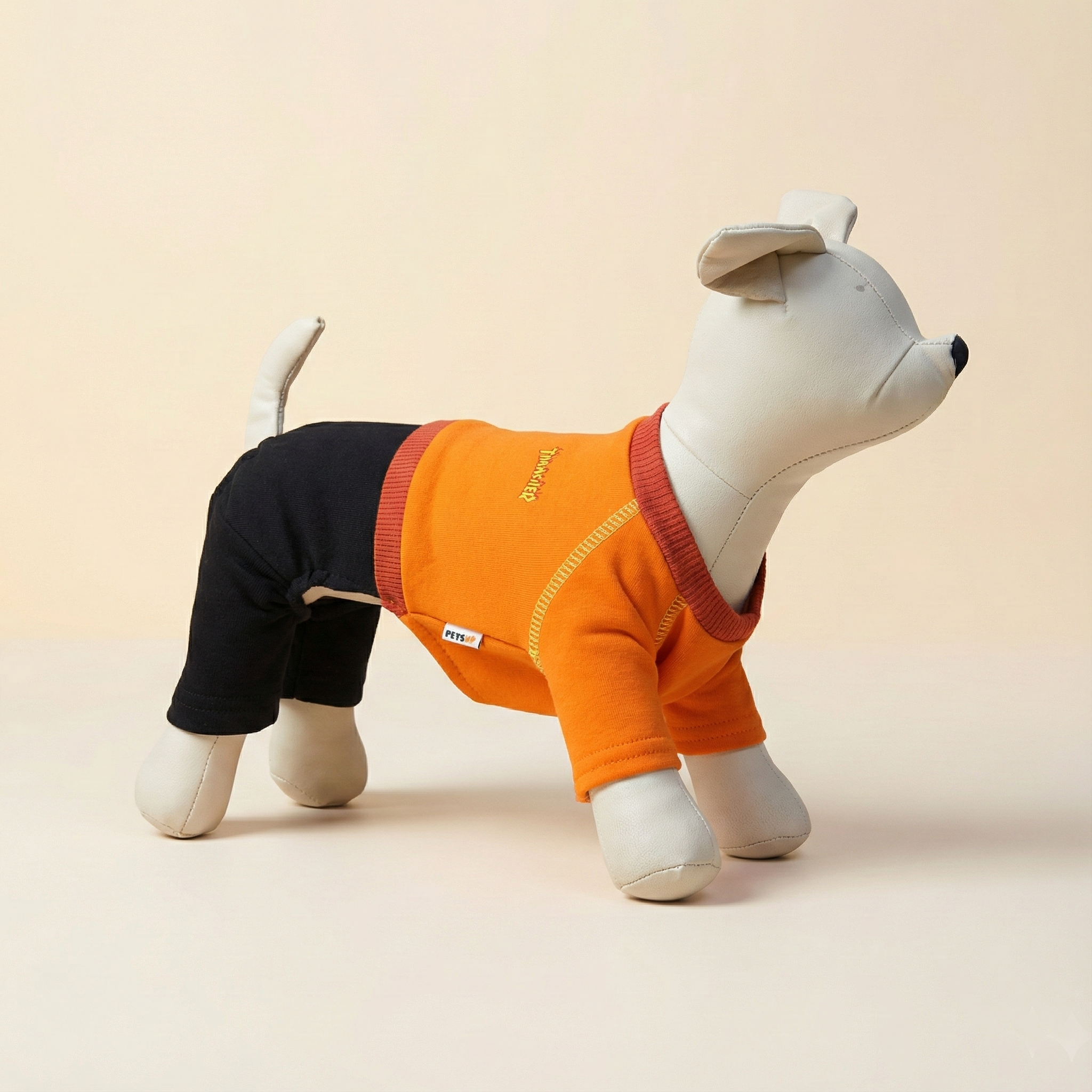 ნარინჯისფერი კომბინიზონი შავი შარვლით