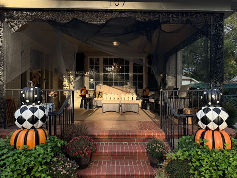 A Simple & Spooky Front Porch - Halloween 2023