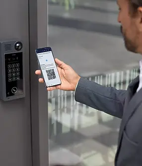 79306;a8207ve man recieving qr code 01 2205 2600x1950.png.webp