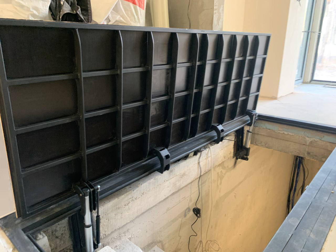 підлоговий люк на радіокеруванні