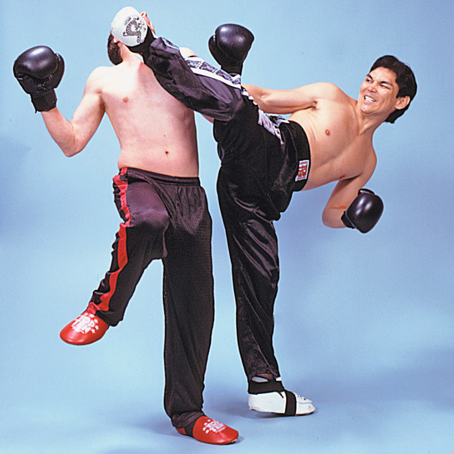 Muay thai nin çok eski bir tarihçesi vardır. oysa ki Japon kick boksu 1960 larda Amerikan Kick Boks’u ise 1970 lerde başlamıştır. Genel federasyon yapılanmasına bakıldığında amerikan kick boksu daha etkindir.