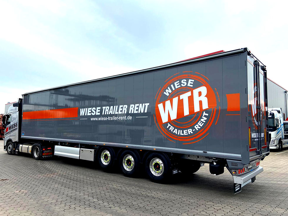 beschriftetes-fahrzeug-von-wiese-trailer-rent