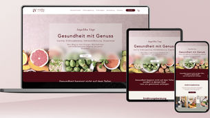 Moderne Website auf Laptop und Smartphone, die ein einheitliches, professionelles Design zeigen.