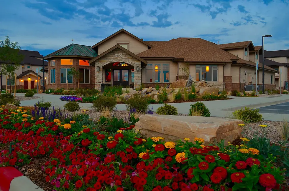Bristol Pointe Apartments: Luxurious community clubhouse and landscaping