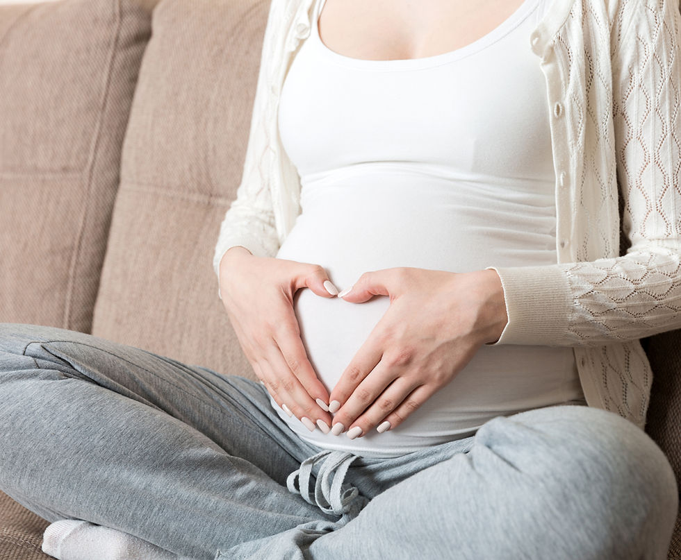 Geburtshilfe Dr Absenger, Schwanger, Hände in Herzform auf Bauch