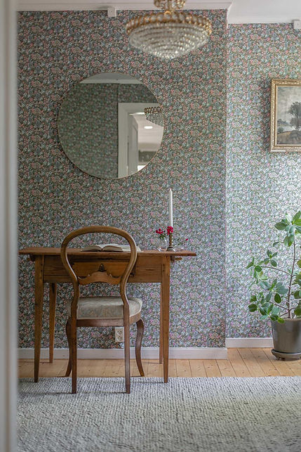 Lantlig inredning men gammalt skrivbord och tapet