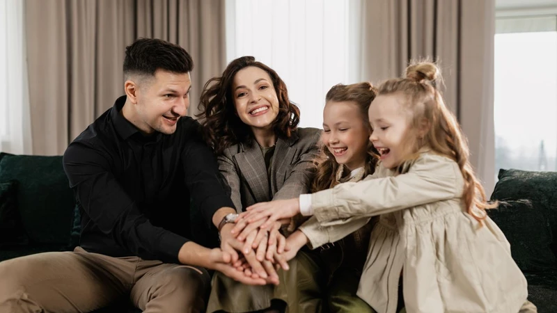 famille heureuse d'avoir mis en place des stratégies comme la communication non violente, les routines, les règles, les conséquences et pleins de stratégie de Mélanie Charest pour une parentalité facile et bienveillante